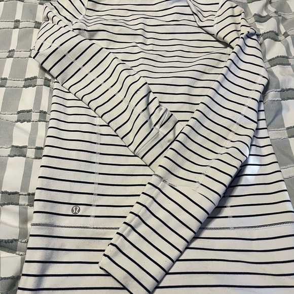 Women’s Lululemon zip up jacket - Picture 4 of 4